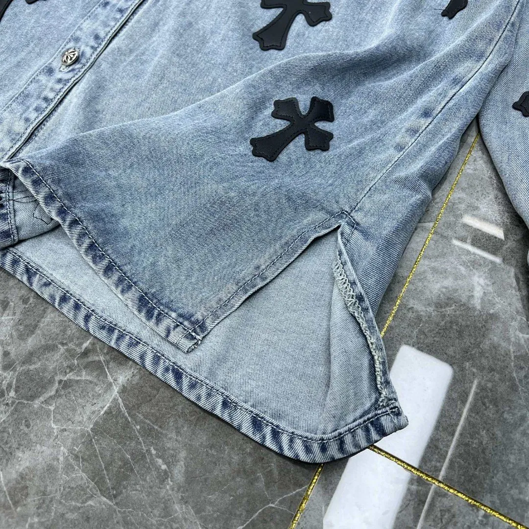 P356 Chrome Hearts🍁Spring shirt series🍁 Good to see and explosive series💥 Classic embroidered leather denim Exclusive custom weaving and dyeing 100% pure cotton high weight denim fabric High-tech washing! Heavy enzyme stone rinse! Original hardware mold opening! ⭐Special version original slit design ⭐Patchwork craftsmanship ➕Patchwork design ⭐The whole body has 25 pieces of heavy-duty patchwork leather. This season’s universal denim shirt can be sweet or salty❤️ Suitable for all kinds of outfits, can be worn in all seasons, short or long sleeves 🌈Recommended color: Custom washed denim blue 🌈Code numbers: S, M, L, XL